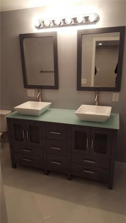 101 North Foxglove Road Westminster, SC 29693 - Photo 13 of 49 Owners bathroom with dual sinks