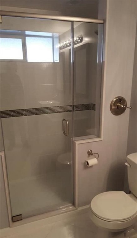 101 North Foxglove Road Westminster, SC 29693 - Photo 14 of 49 Owners suite: bathroom, walk in shower