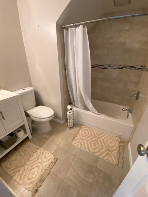 101 North Foxglove Road Westminster, SC 29693 - Photo 18 of 49 Main floor full bathroom