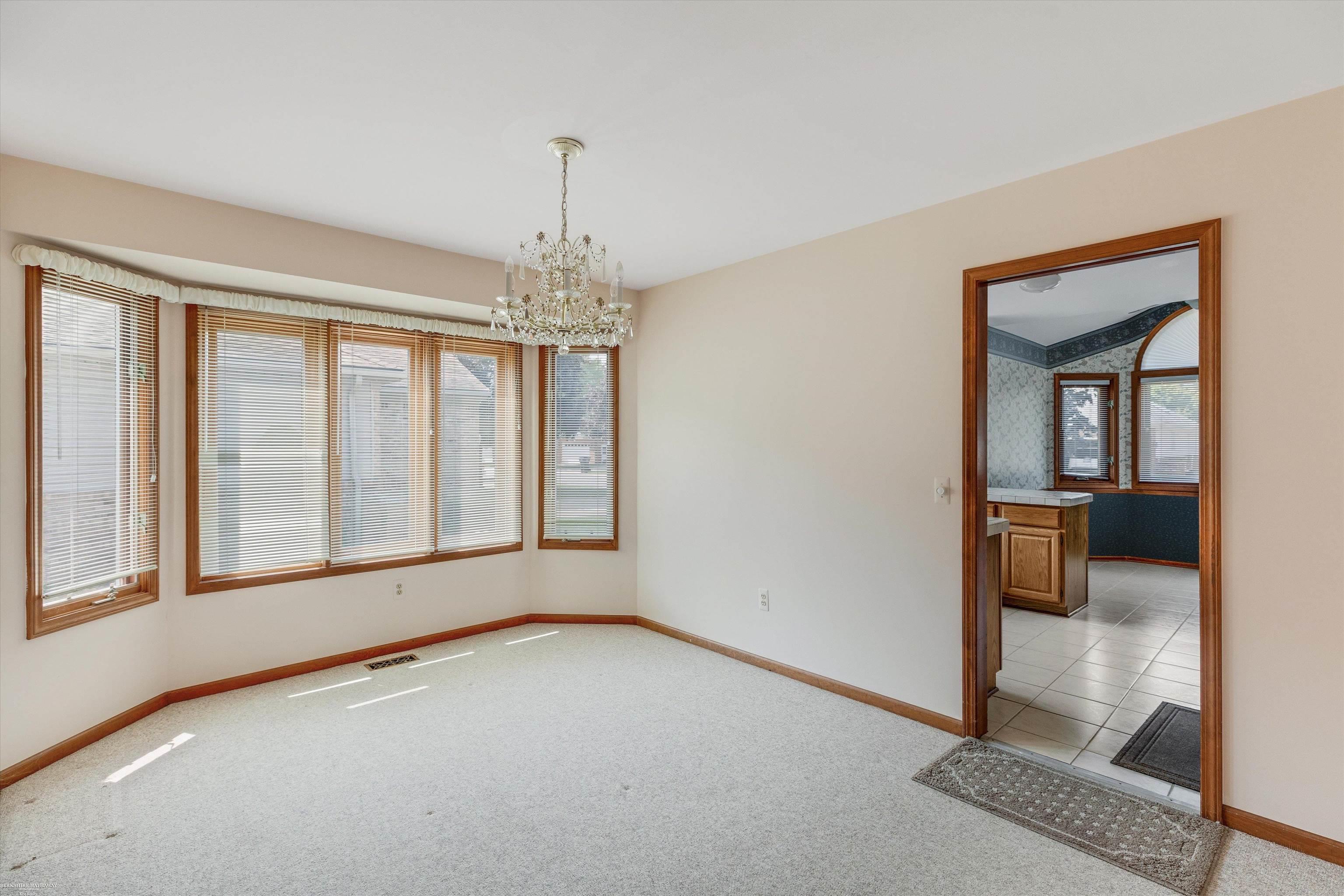 323 Mae Court Romeo, MI 48065 - Photo 4 of 34