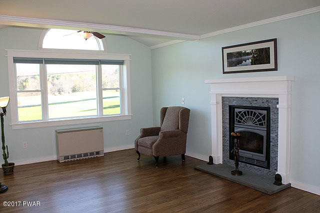 125 Cemetery Road Damascus, PA 18415 - Photo 4 of 36 Living room