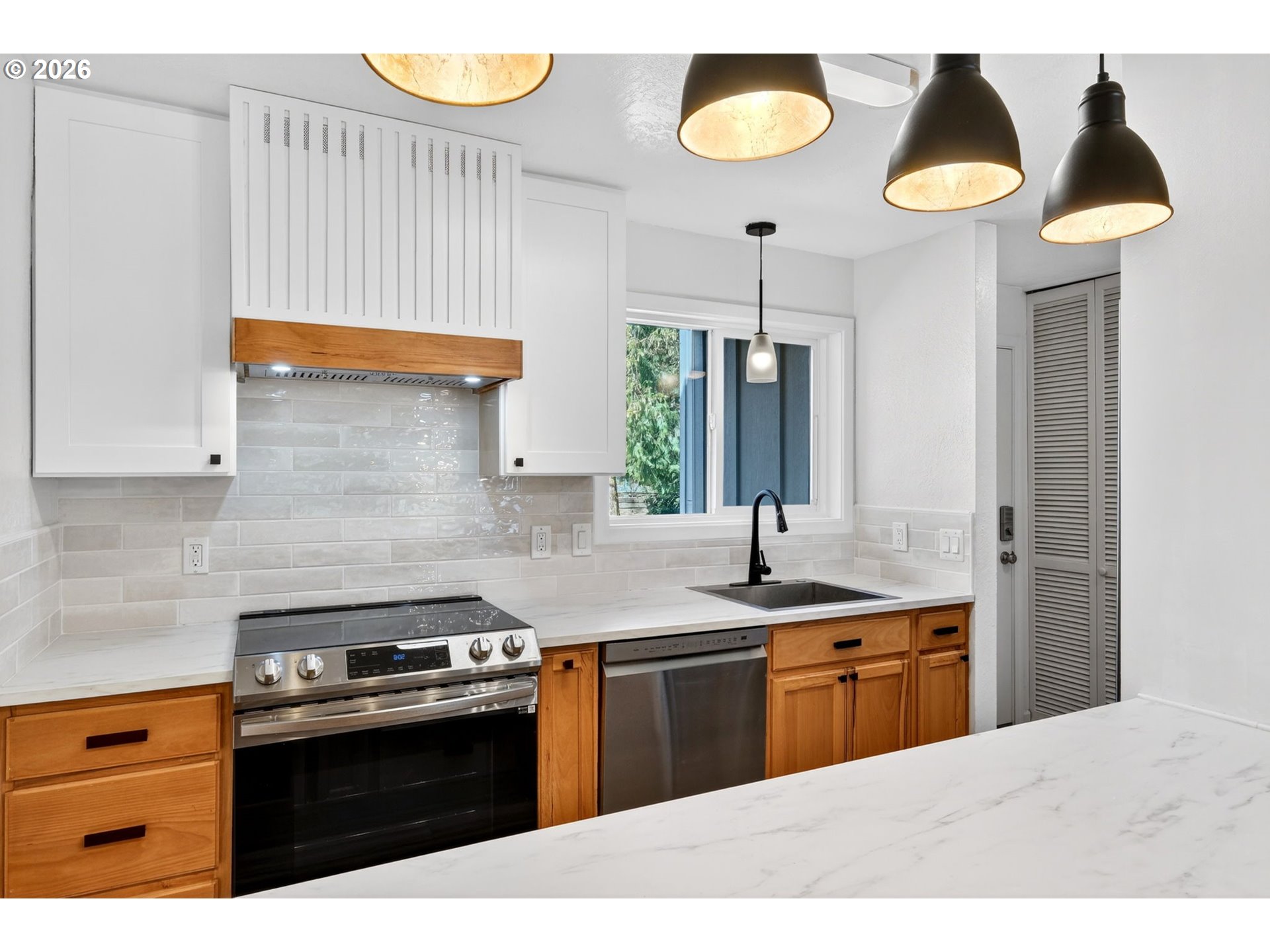4 Touchstone, Unit 151 Lake Oswego, OR 97035 - Photo 6 of 28 a kitchen with a sink dishwasher and a stove
