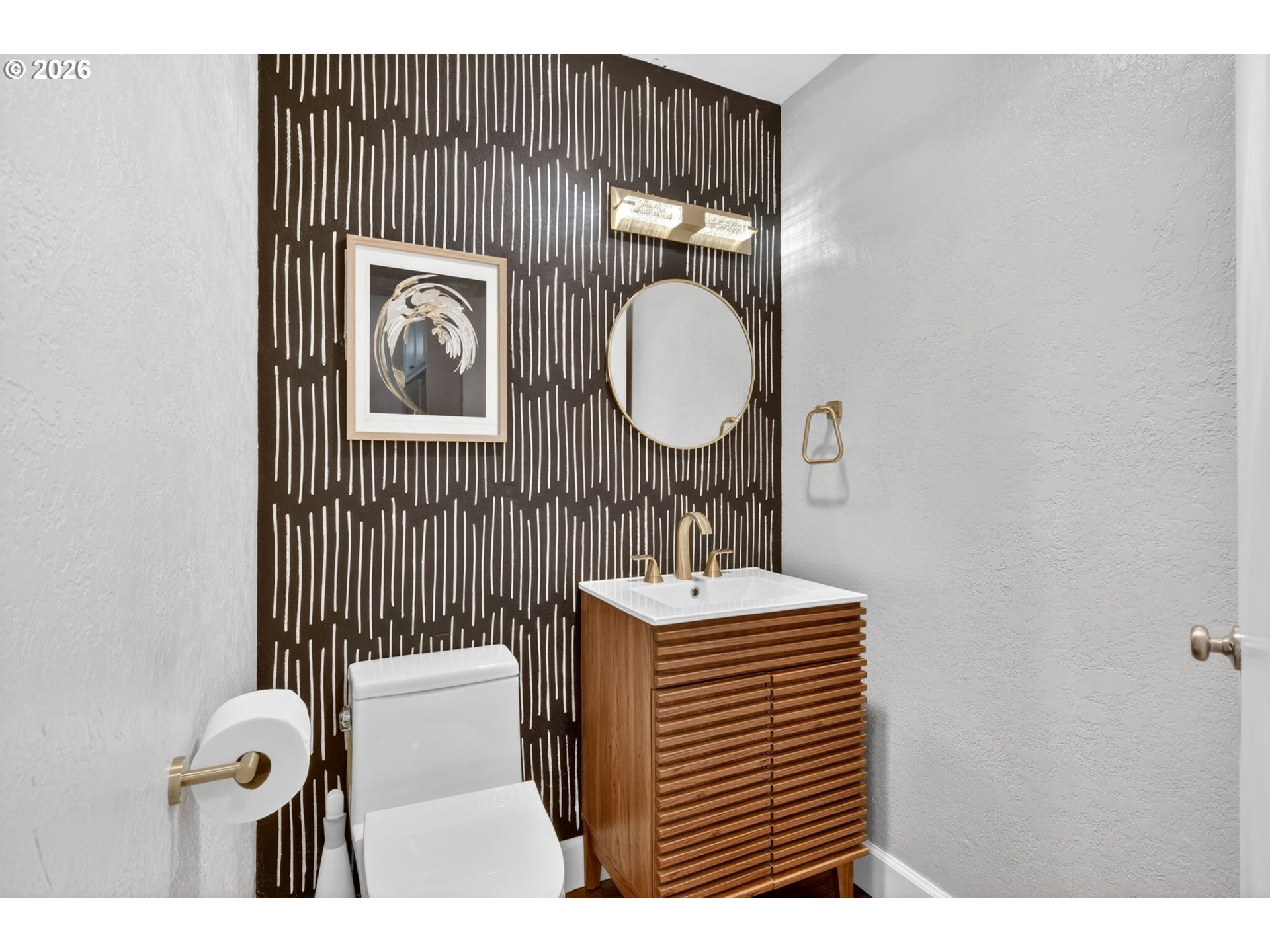 4 Touchstone, Unit 151 Lake Oswego, OR 97035 - Photo 9 of 28 a bathroom with a sink a mirror and toilet
