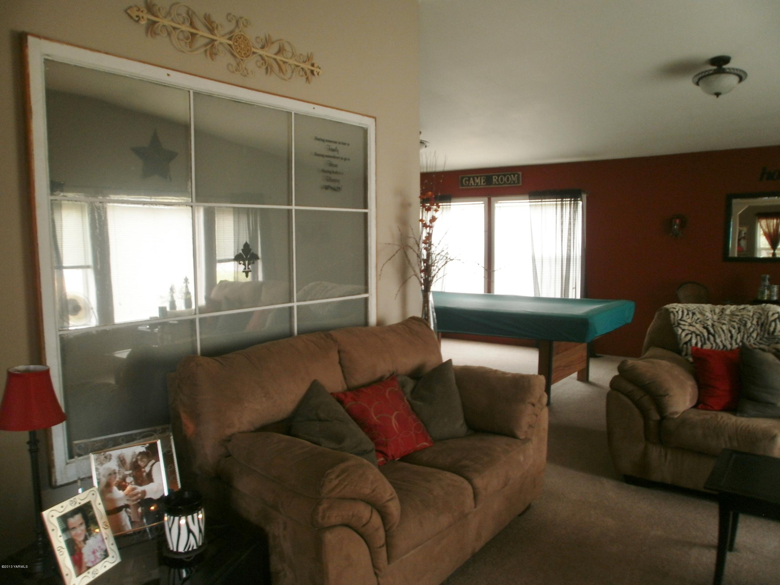 1771 Stone Road Yakima, WA 98908 - Photo 8 of 45 a living room with furniture and a window