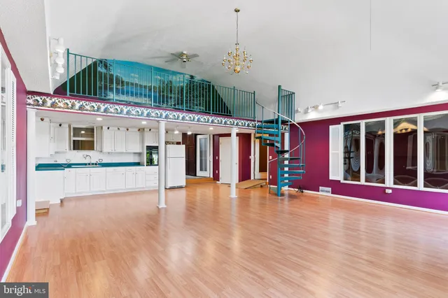 a view of an entrance of the house