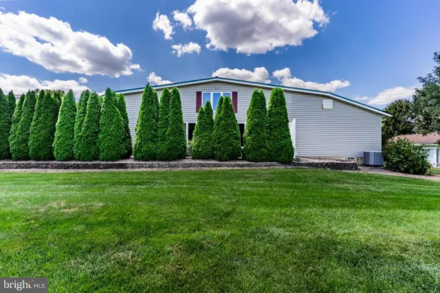 a view of a yard in front of house