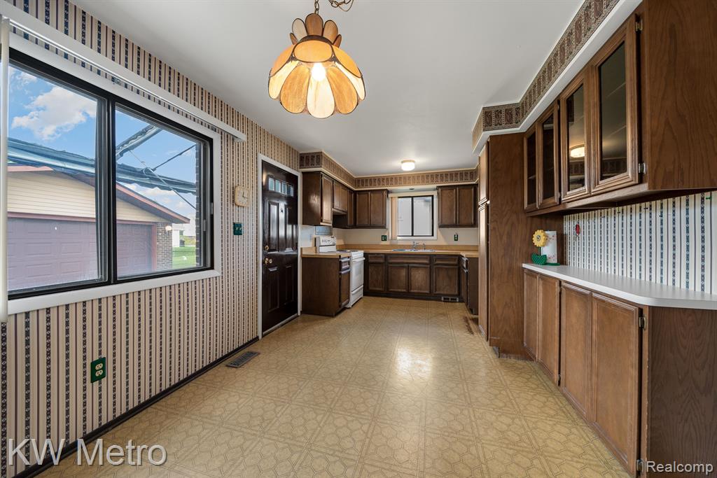 39325 Roland Drive Sterling Heights, MI 48310 - Photo 4 of 12