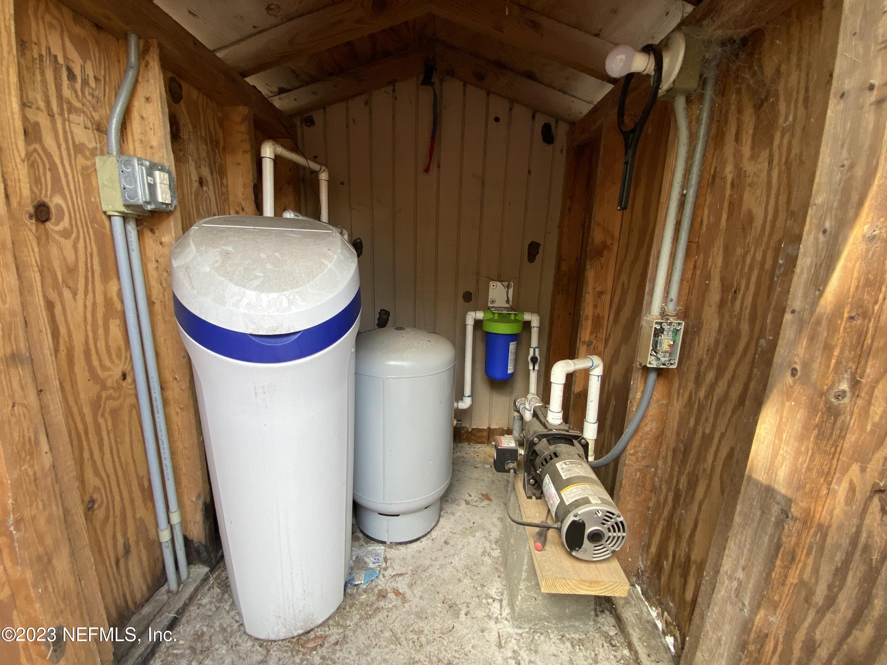 197 Clear Lake Road Crescent City, FL 32112 - Photo 18 of 25 Well house