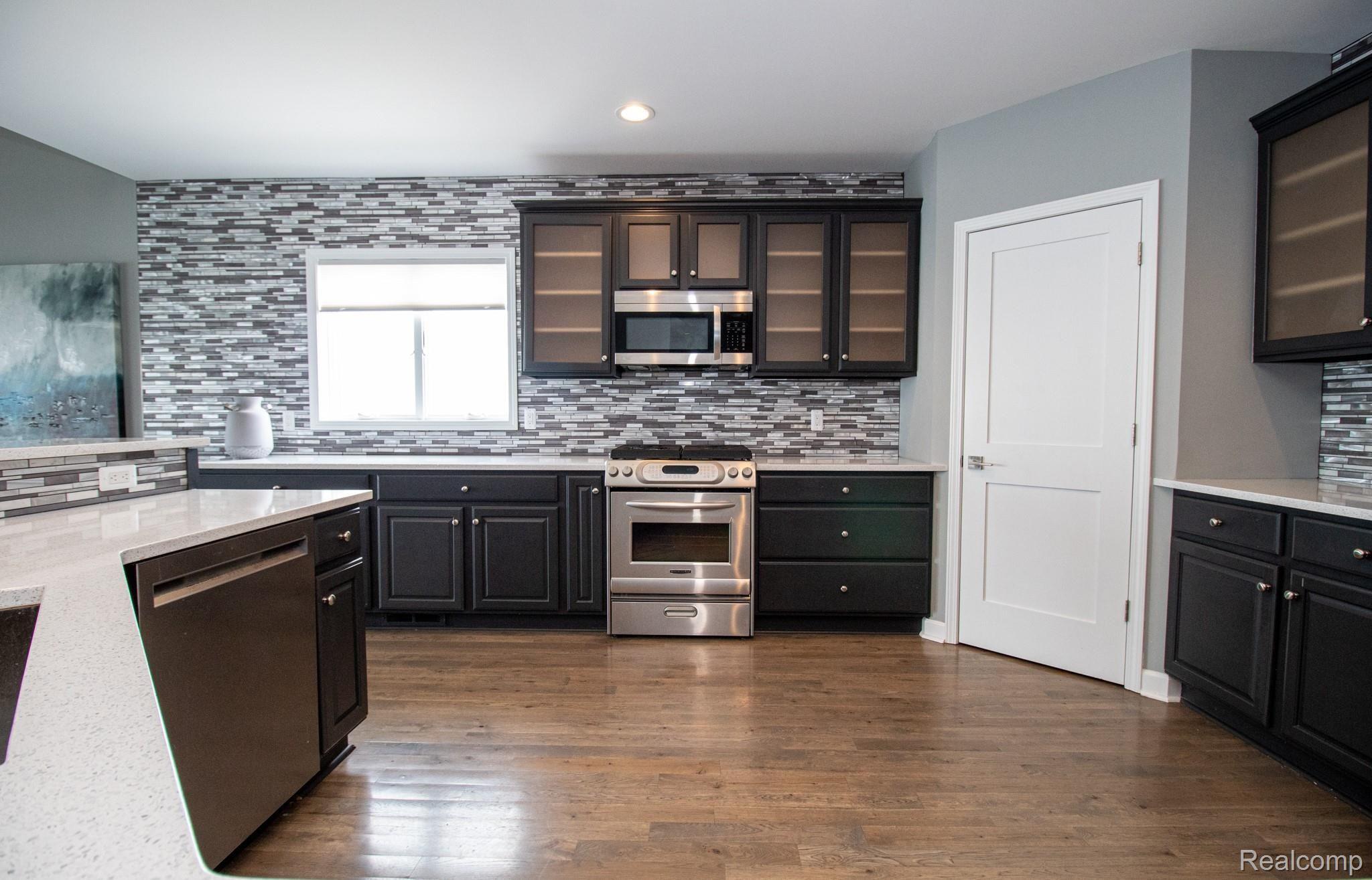 32171 North River Road Harrison Township, MI 48045 - Photo 13 of 52 Kitchen 3.jpg