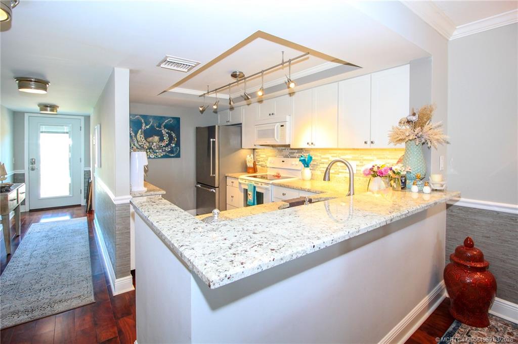 20 Northeast Plantation Road, Unit 204 Jensen Beach, FL 34957 - Photo 7 of 32