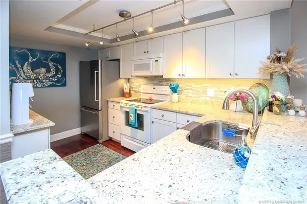 a kitchen that has a lot of cabinets in it