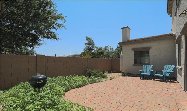 a view of a backyard