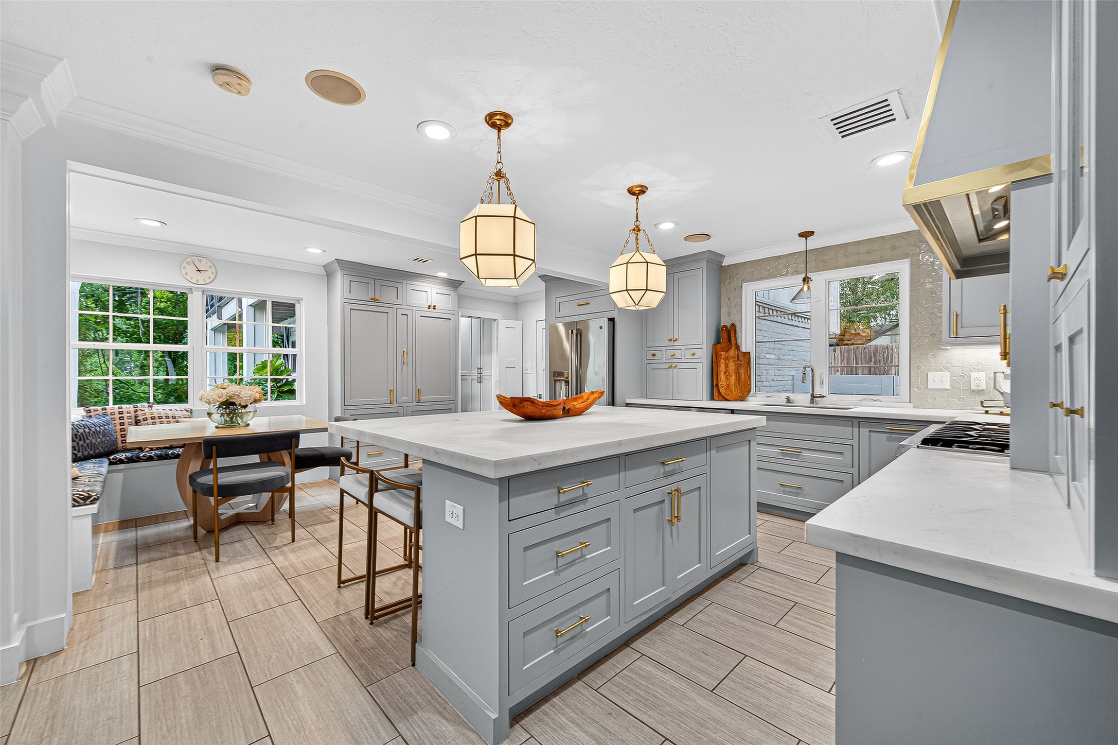 415 Ramblewood Road Houston, TX 77079 - Photo 8 of 49 Beautiful kitchen with built-in bench for a breakfast table.