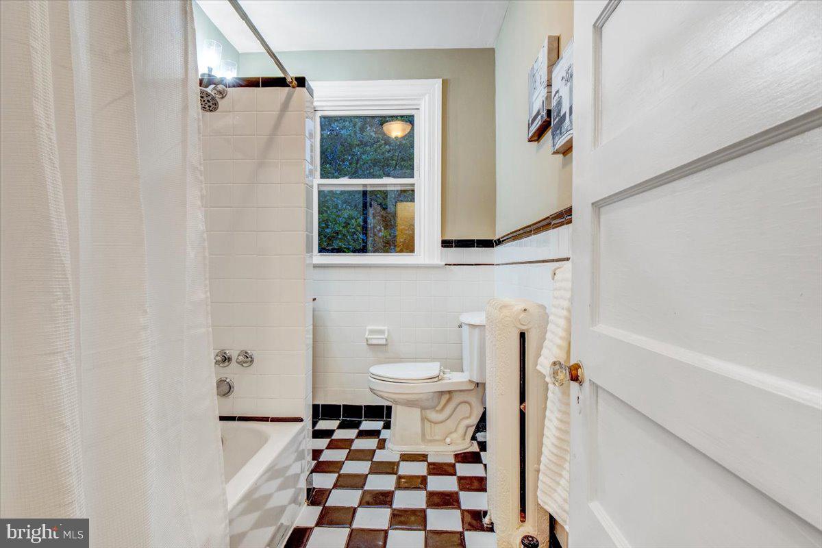 1133 Columbia Road Northwest Washington, DC 20009 - Photo 38 of 57 3rd-floor main bath