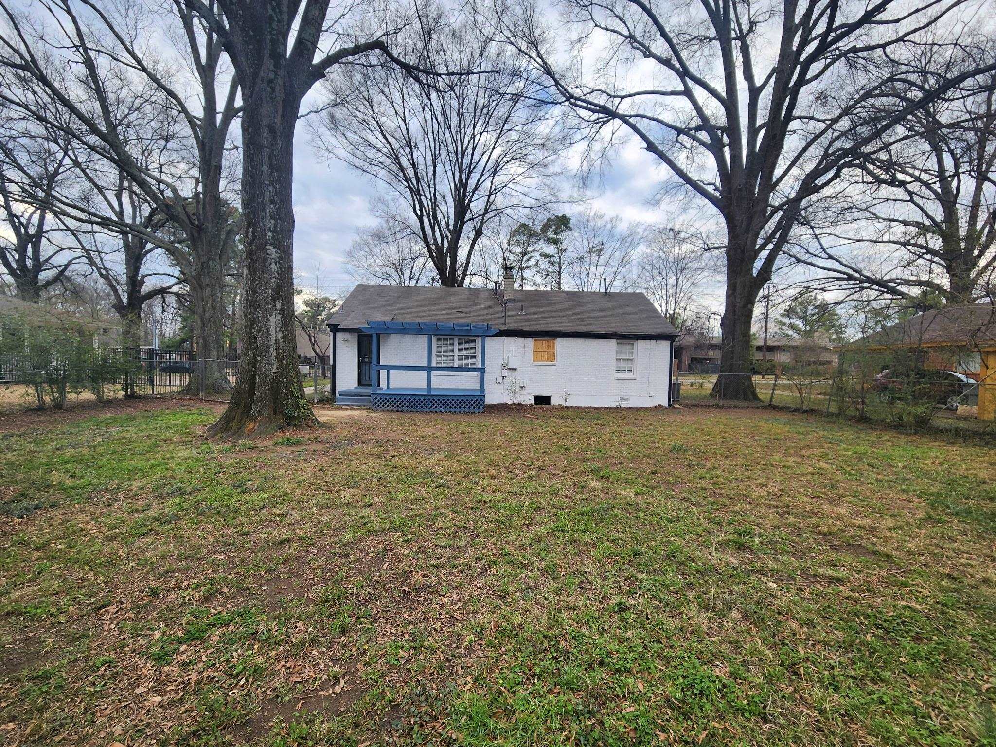 866 Colonial Road Memphis, TN 38117 - Photo 15 of 15 Back of property featuring a deck