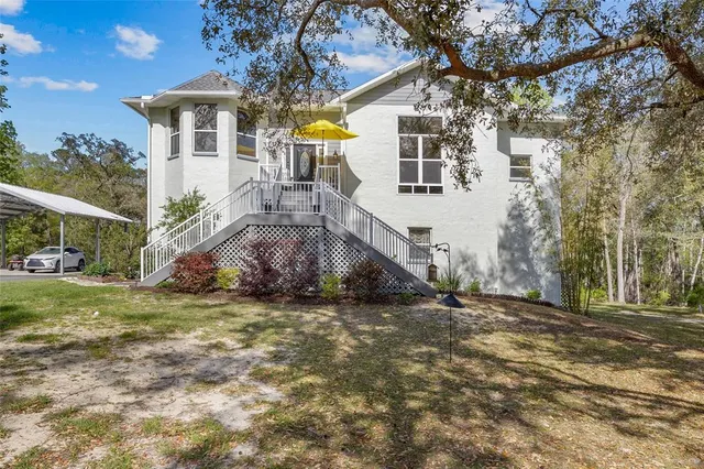 a view of a house with a yard