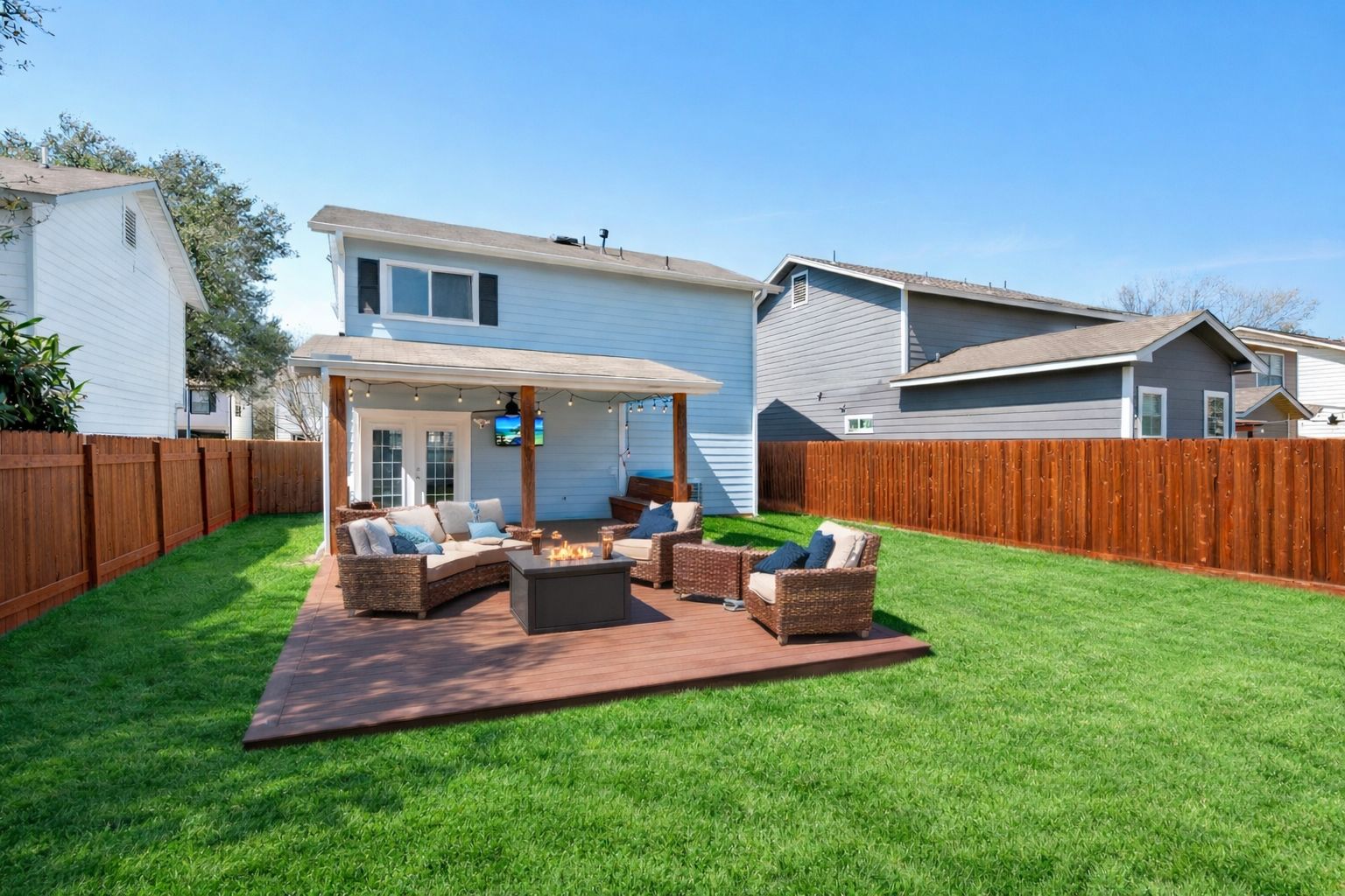 a view of a house with backyard and sitting area