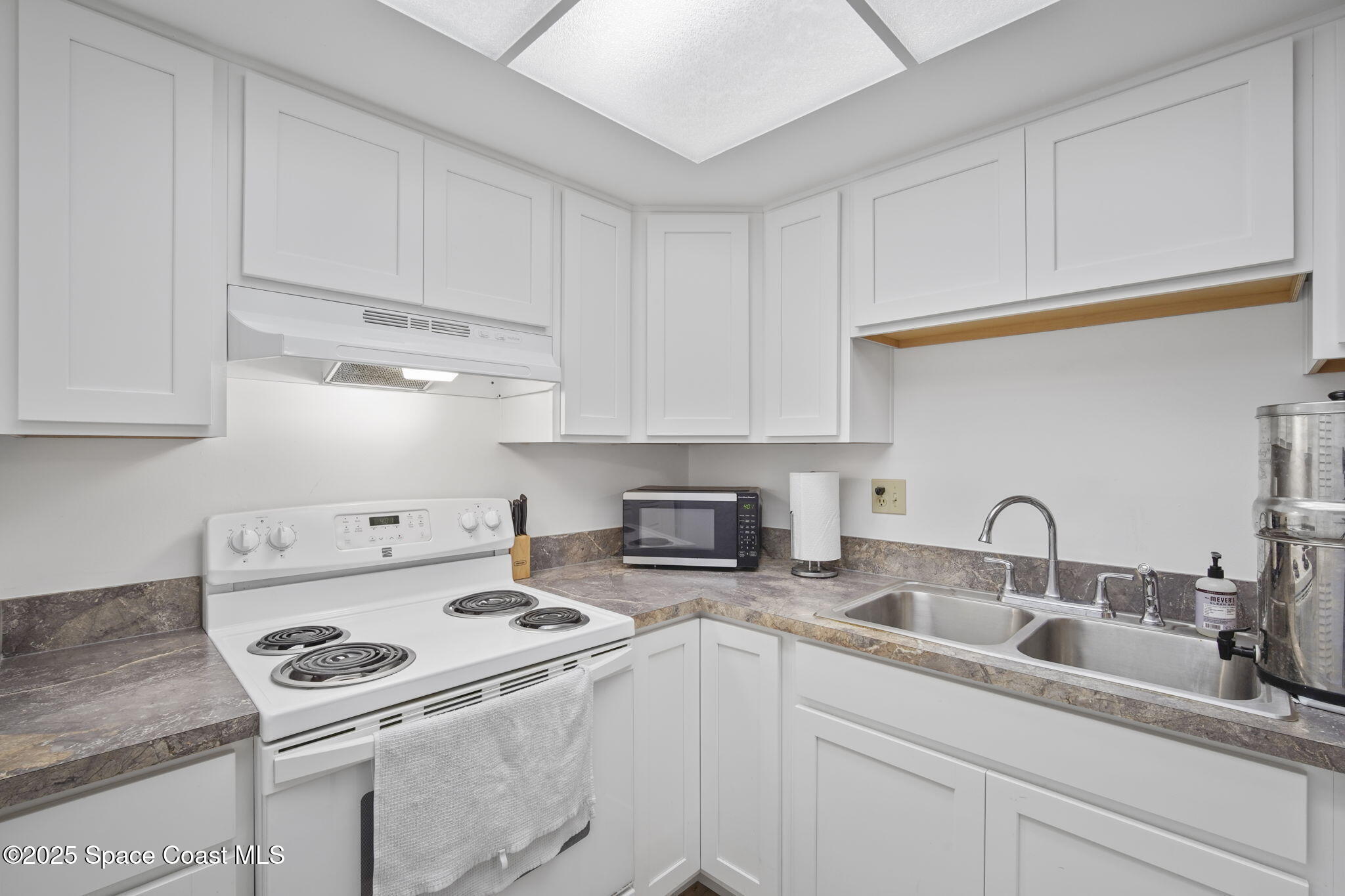 4133 Cedar Creek Circle, Unit 303 Merritt Island, FL 32953 - Photo 13 of 24 9-web-or-mls-CEDAR CREEK_KITCHEN9