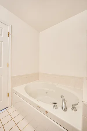$2,795 | 2963 Saganashkee Lane, Unit 2963, Naperville, IL 60564