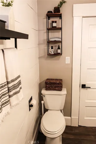 a view of a livingroom with furniture