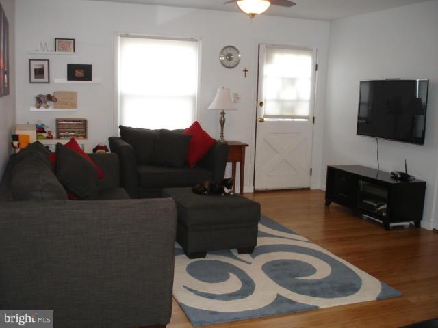 126 North Hickory Road Sterling, VA 20164 - Photo 3 of 25 Living Room