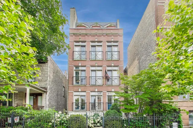 $810,000 | 1645 West Addison Street, Unit 1, Chicago, IL 60613