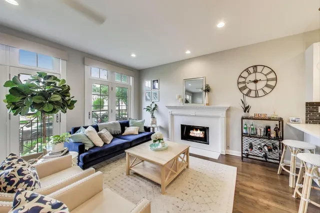 $810,000 | 1645 West Addison Street, Unit 1, Chicago, IL 60613