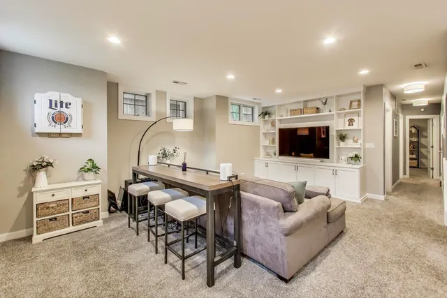 $810,000 | 1645 West Addison Street, Unit 1, Chicago, IL 60613