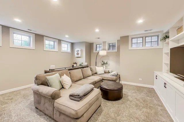 $810,000 | 1645 West Addison Street, Unit 1, Chicago, IL 60613