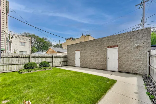 $810,000 | 1645 West Addison Street, Unit 1, Chicago, IL 60613