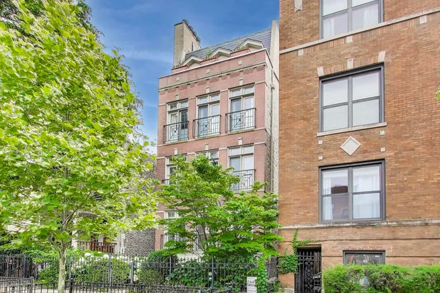 $810,000 | 1645 West Addison Street, Unit 1, Chicago, IL 60613