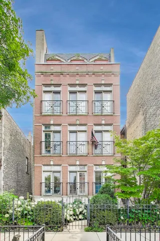 $810,000 | 1645 West Addison Street, Unit 1, Chicago, IL 60613