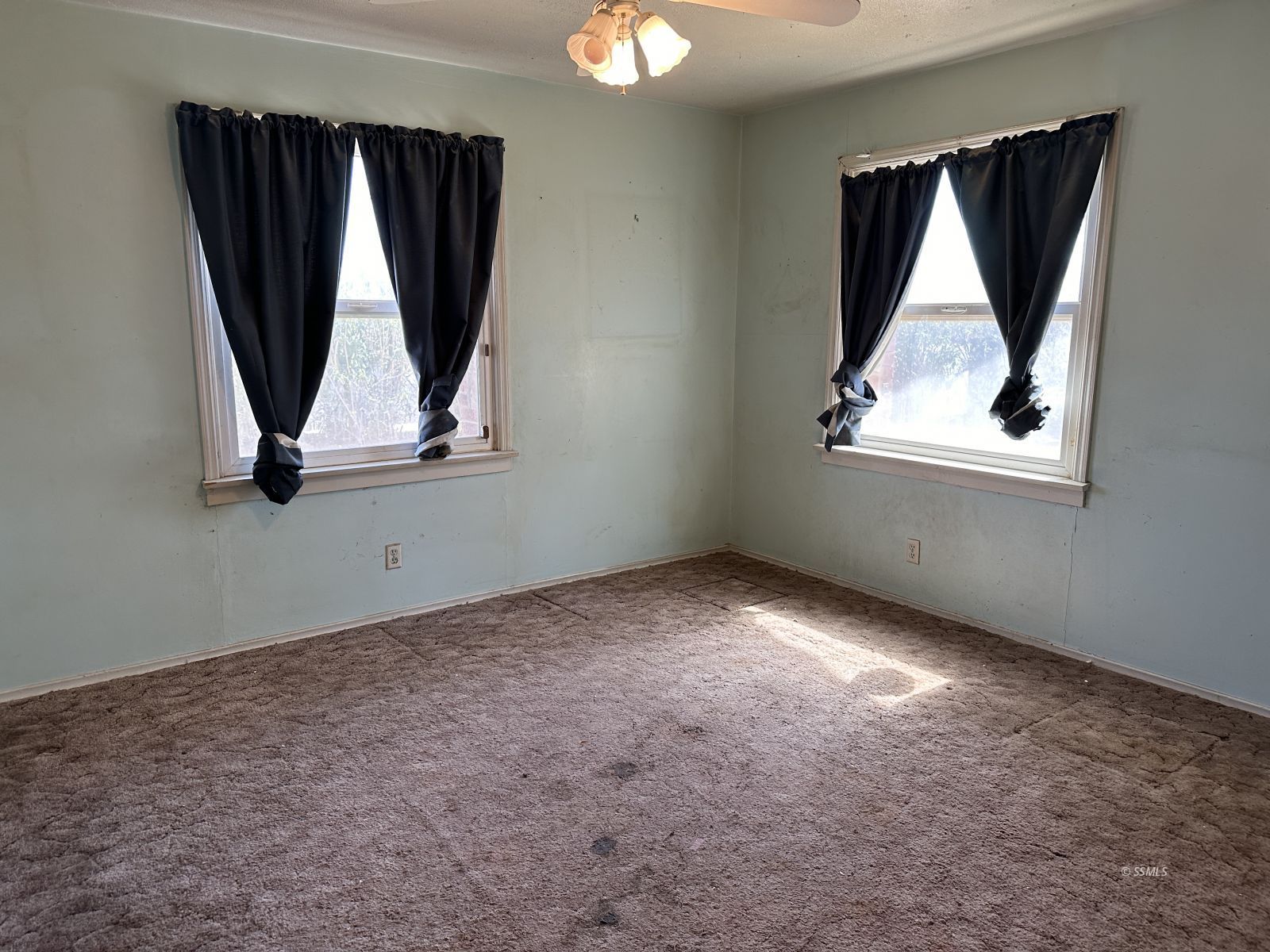 245 South Sanders Street Ridgecrest, CA 93555 - Photo 10 of 14 an empty room that has a window