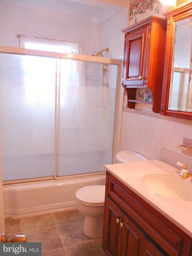306 Winston Road Pasadena, MD 21122 - Photo 4 of 11 Bath (Master)