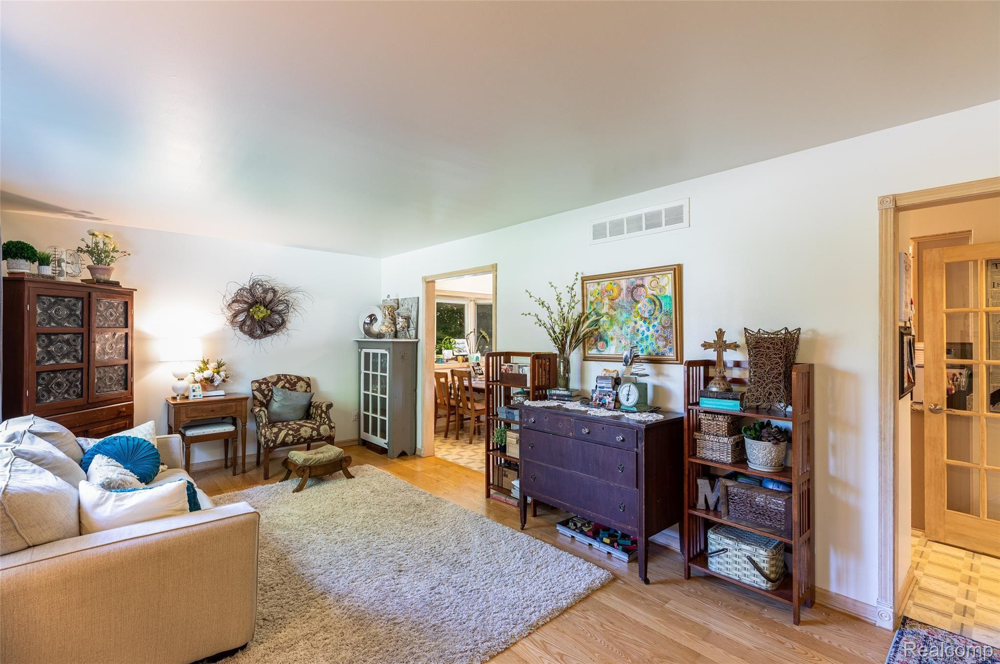 39882 Coronation Road Canton, MI 48188 - Photo 8 of 32 8.Living