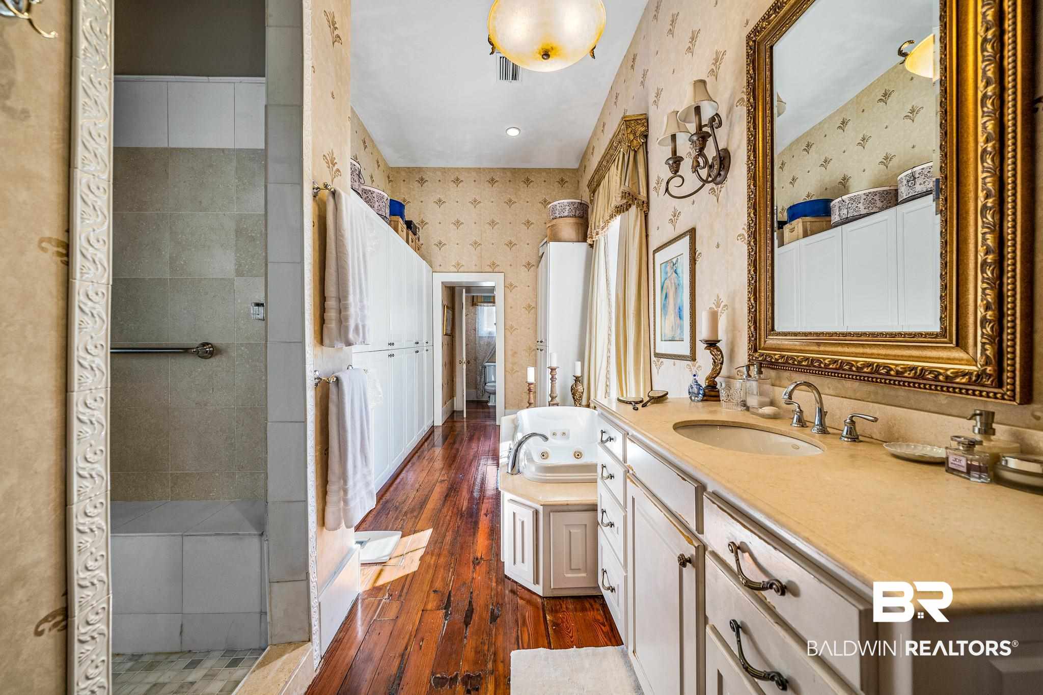 253 State Street Mobile, AL 36603 - Photo 21 of 41 Huge Master Bath Suite