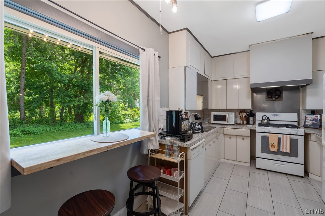 419 Seneca Drive Syracuse, NY 13205 - Photo 10 of 16