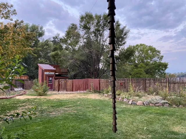 a view of a back yard