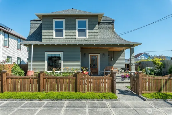 $1,200,000 | 1118 4th Street, Anacortes, WA 98221