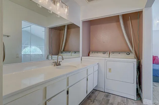 a view of a house with yard and plants