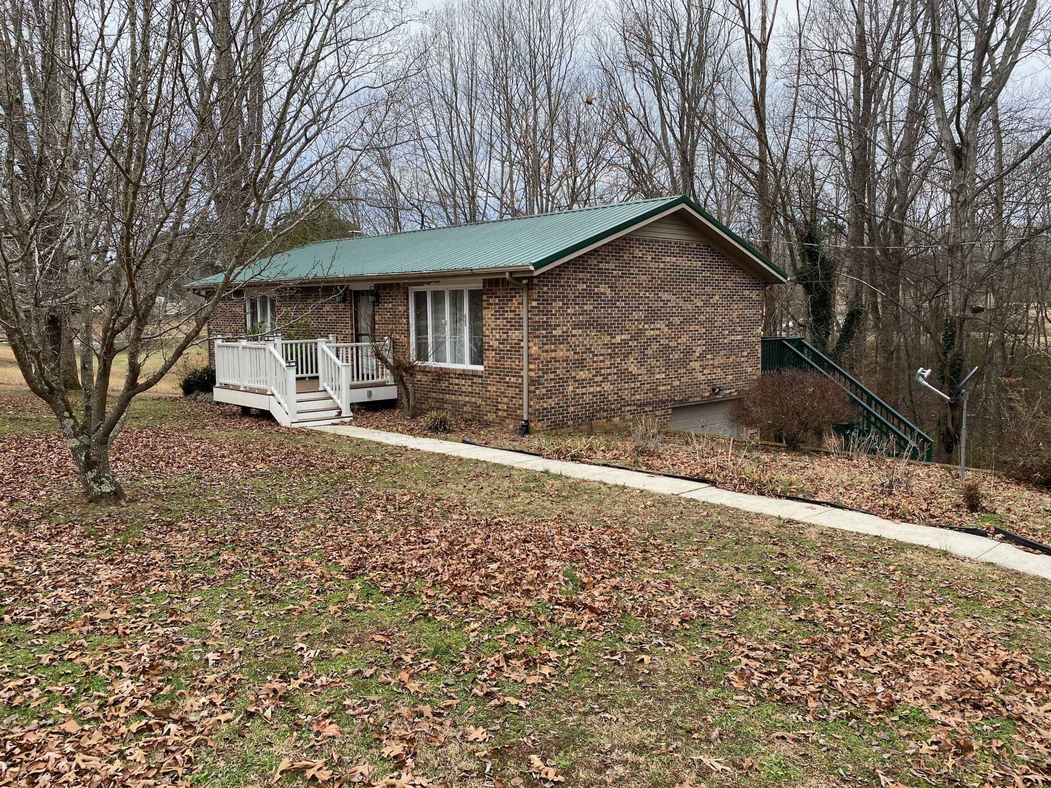 829 Dripping Springs Road Winchester, TN 37398 - Photo 2 of 32 a front view of a house with garden
