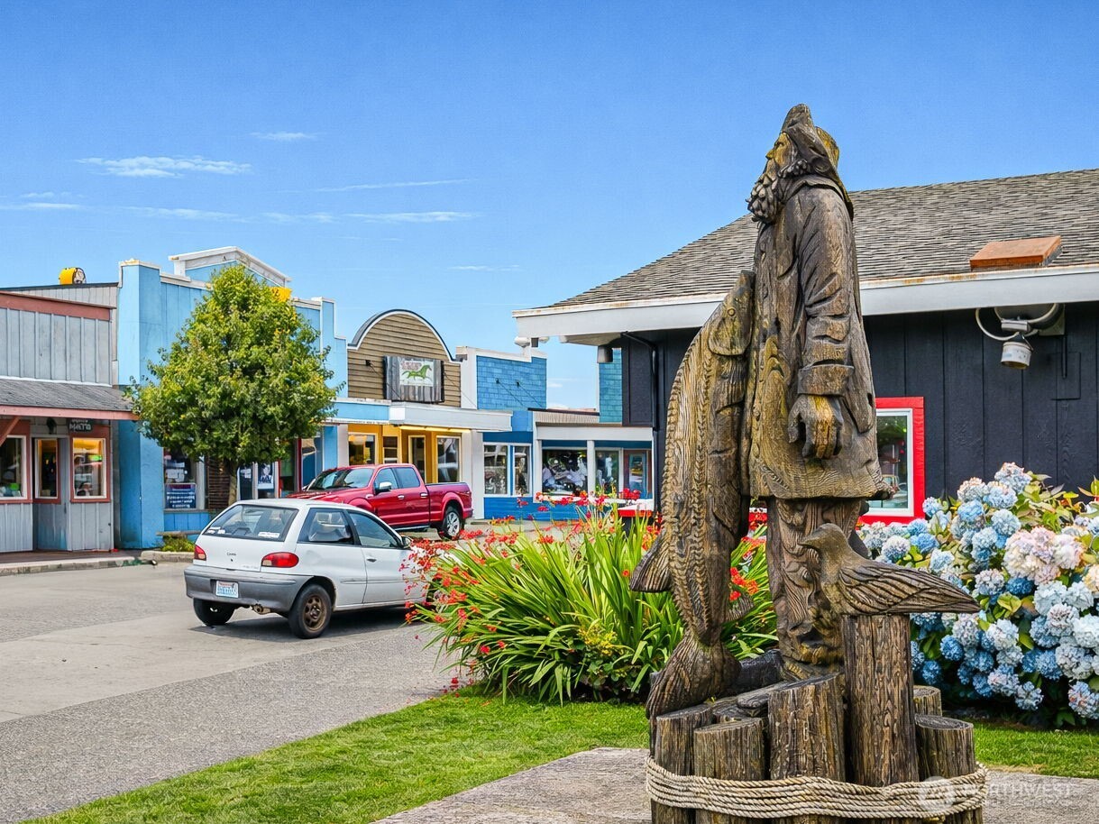 6 7th Street Southeast Long Beach, WA 98631 - Photo 20 of 23 a view of a house with a cars park