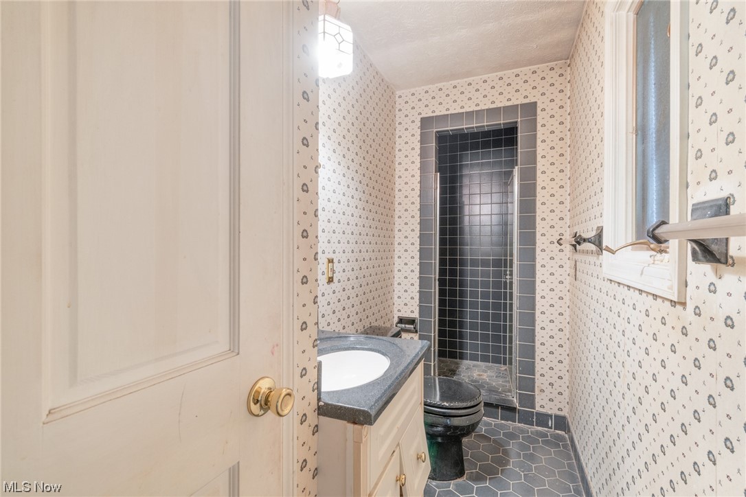6038 Tippecanoe Road Canfield, OH 44406 - Photo 21 of 34 En-suite bathroom with toilet, tile flooring, and vanity