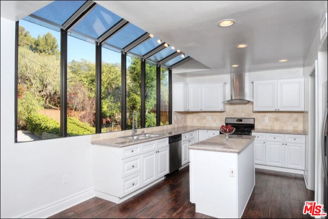 5274 Campo Road Woodland Hills, CA 91364 - Photo 7 of 30
