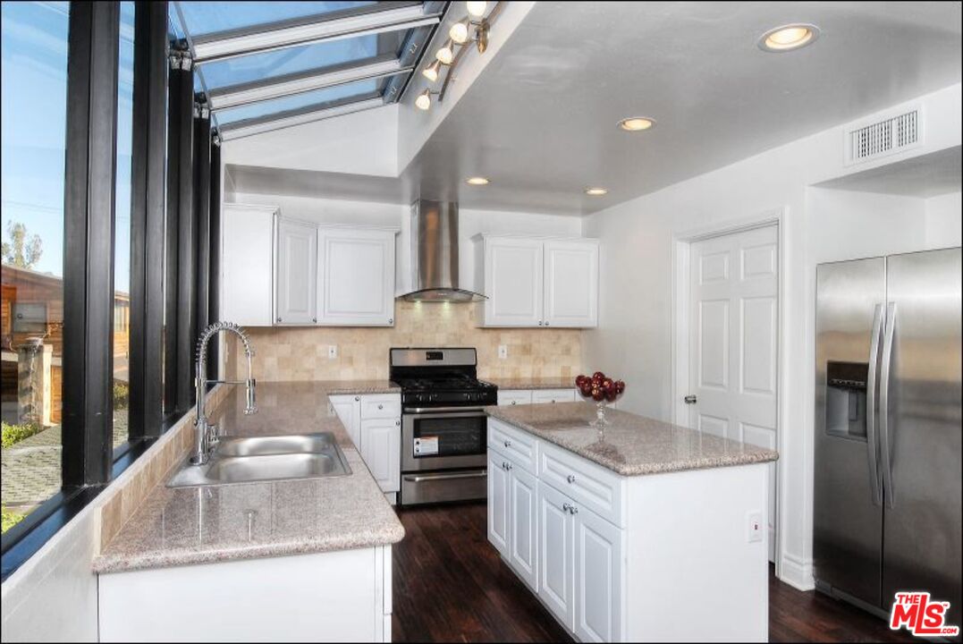 5274 Campo Road Woodland Hills, CA 91364 - Photo 8 of 30