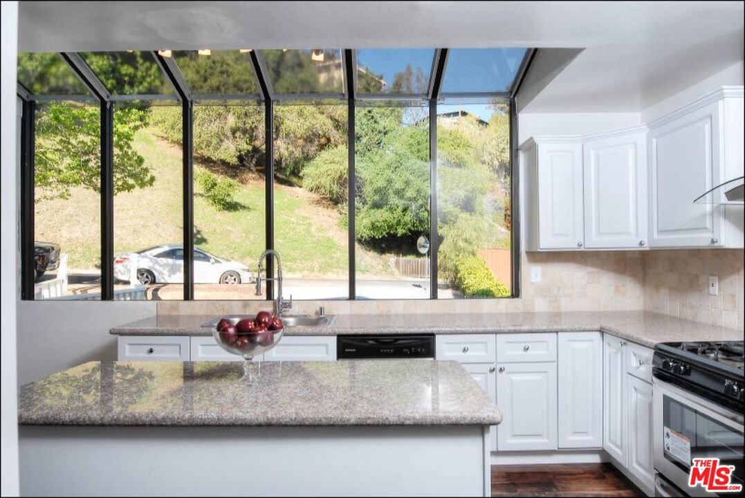 5274 Campo Road Woodland Hills, CA 91364 - Photo 9 of 30