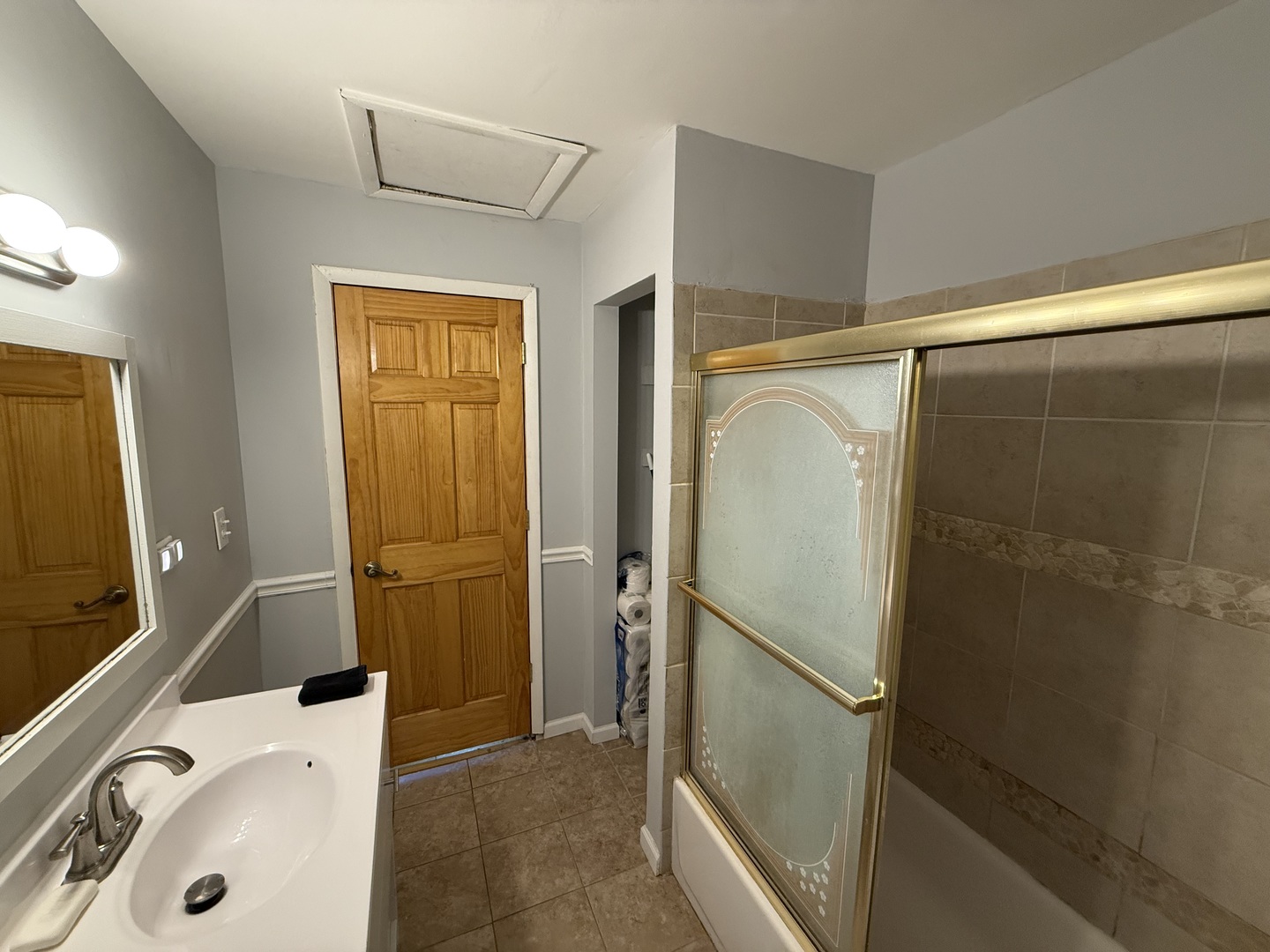 208 West Nippersink Road Round Lake, IL 60073 - Photo 15 of 32 a bathroom with a tub and a sink