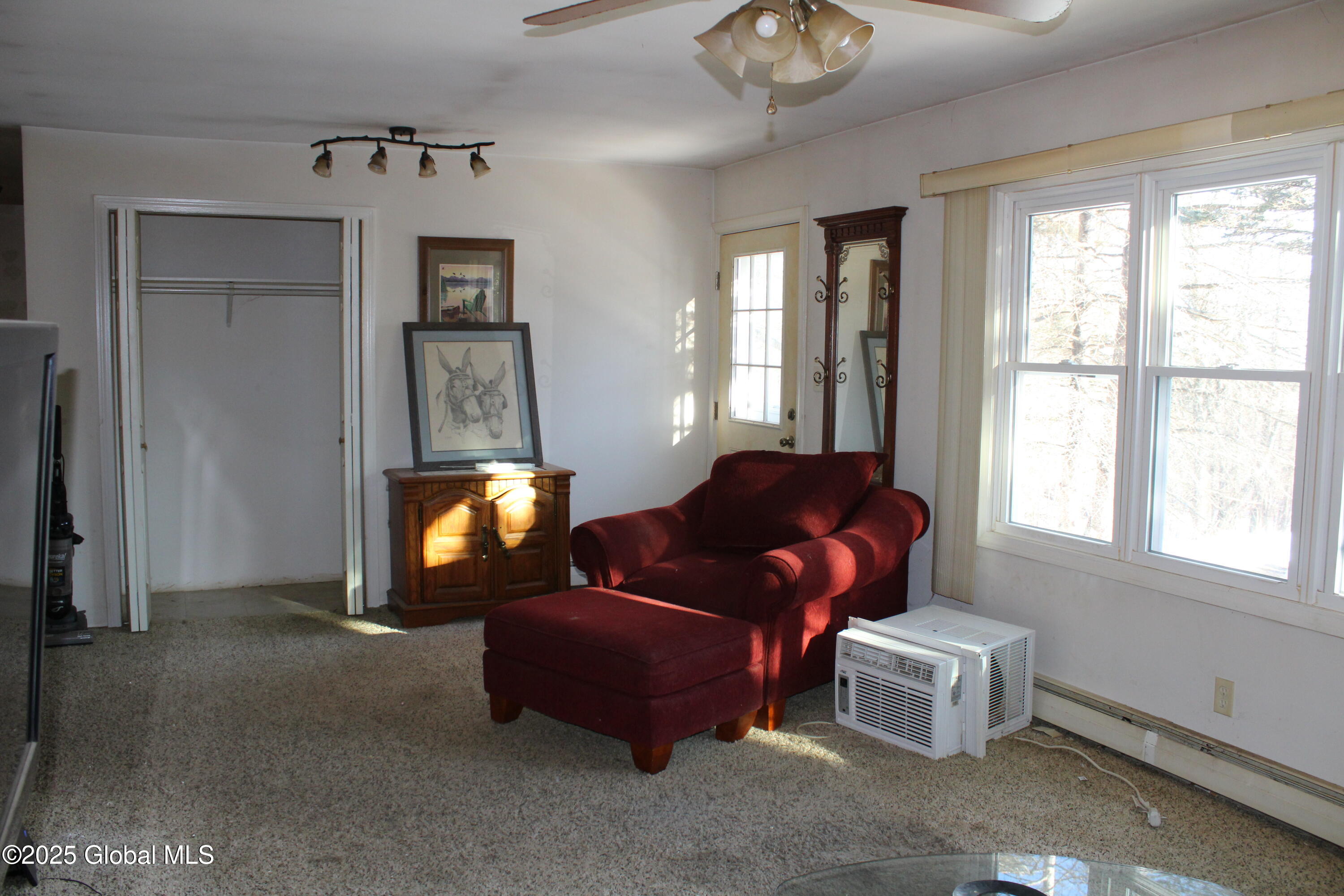 3224 Putnam Road Rotterdam, NY 12306 - Photo 27 of 41 Livingroom
