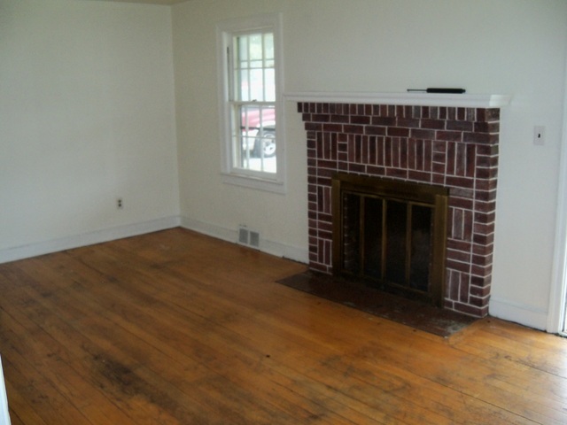 425 Fugate Road Northeast Roanoke, VA 24012 - Photo 3 of 14 Livingroom