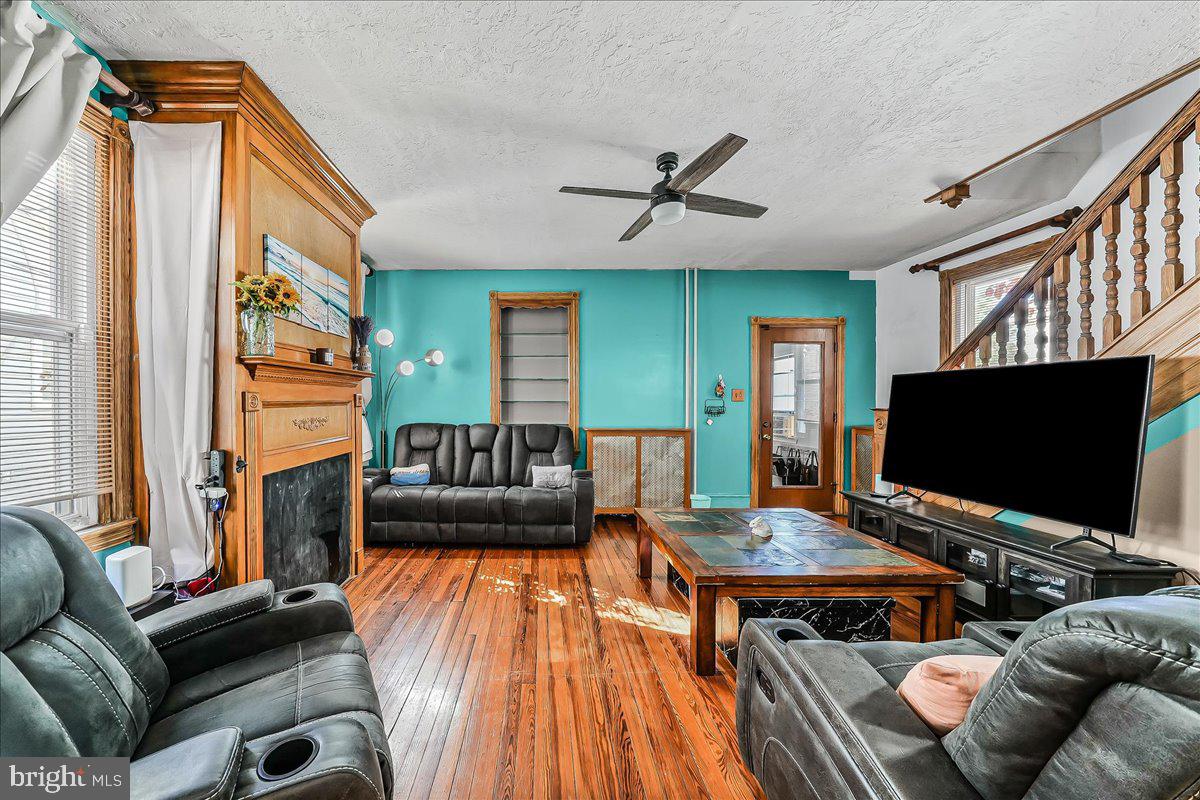 1857 Eckard Avenue Abington, PA 19001 - Photo 10 of 34 Living Room